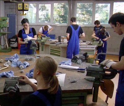 Foto: Lehrlinge in der Werkstatt