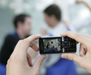 Foto: Happy Slapping - Aufnahme von Gewaltsituationen mit dem Handy