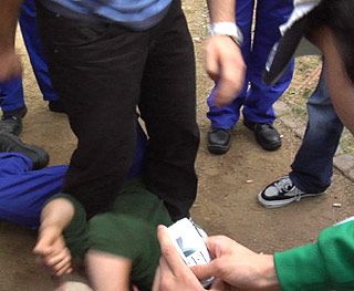 Foto: Gewaltsituation wird mit dem Handy vom Mitschüler gefilmt