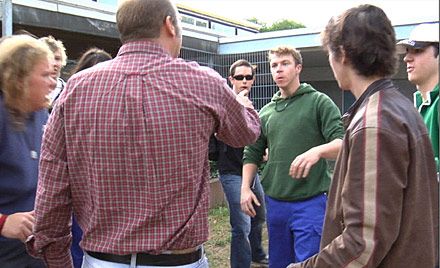 Ausbilder Herr Schroeder greift ein