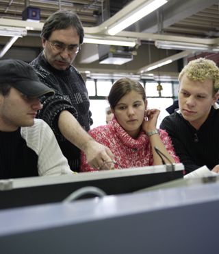 Ausbilder mit Auszubildenden