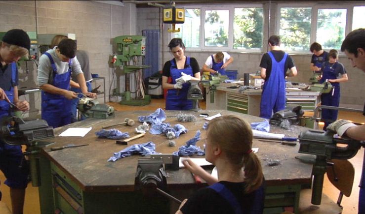 Foto: Auszubildende in der Werkstatt