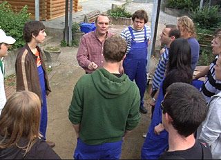 Foto: Herr Schroeder mit Auszubildenden